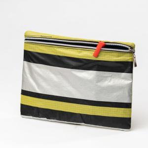 Eine weiß-schwarz-gelbe Tasche mit Reißverschluß auf der Vorderseite