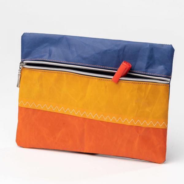 Eine orange-blaue Tasche mit Reißverschluss auf der Vorderseite.
