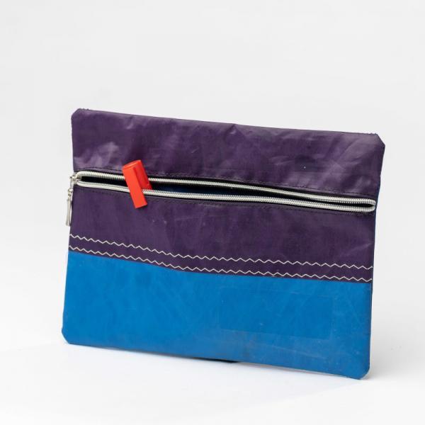 Eine blau-lila farbene Tasche mit Reißverschluß auf der Vorderseite