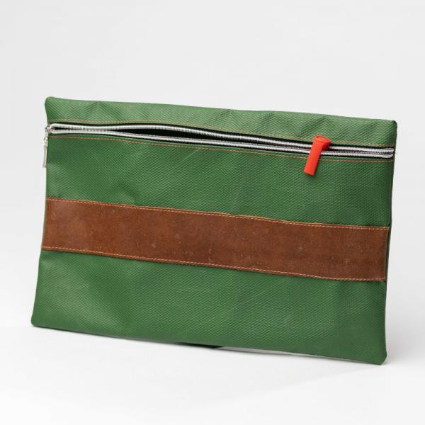 Eine Flache Tasche in Grün und Braun mit Reißverschluss