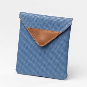 Eine Flache Tasche in Blau und Braun mit Klappe