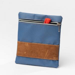 Eine flache Tasche in Blau und Braun mit Reißverschluss an der Vorderseite