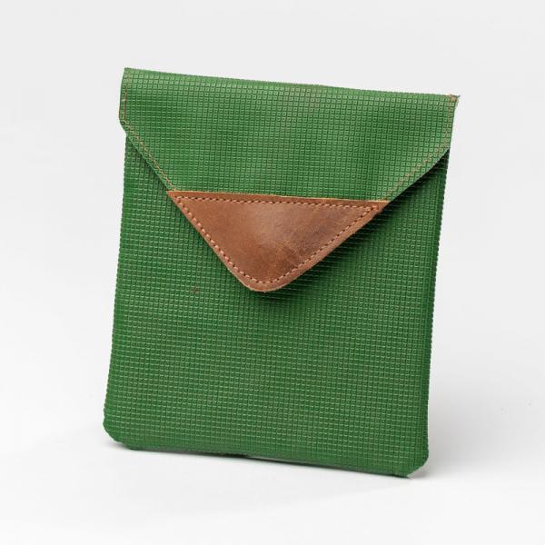 Eine Flache Tasche in Grün und Braun mit Klappe