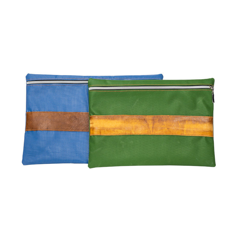 Eine flache Tasche in den Varianten Blau und Braun oder Grün und Braun mit Reißverschluss