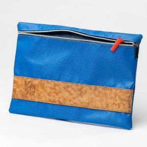 Eine Flache Tasche in Blau und Braun mit Reißverschluss