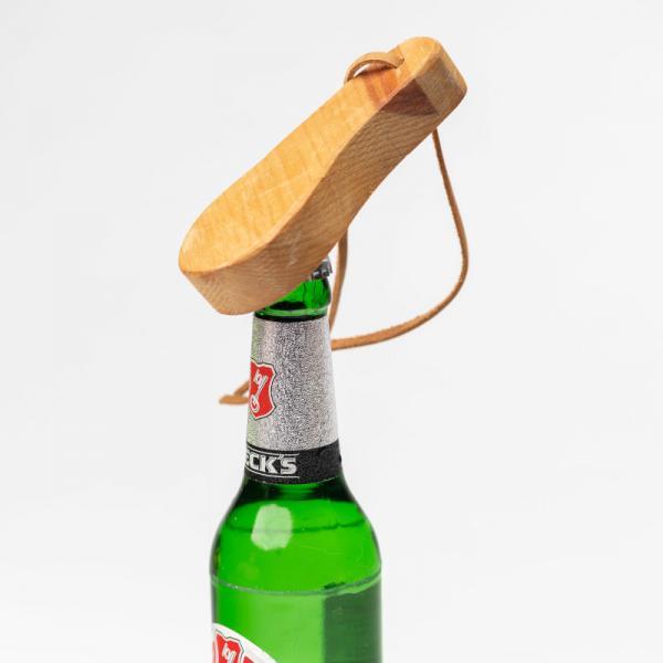 Der Flaschenöffner sitzt an dem Flaschenhals einer Becks Bierflasche.