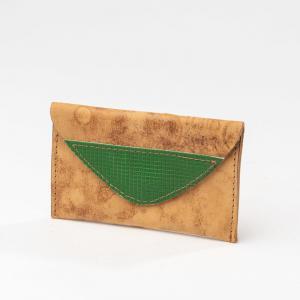 Eine braune Geldbörse mit grüner Lasche und Druckknopf