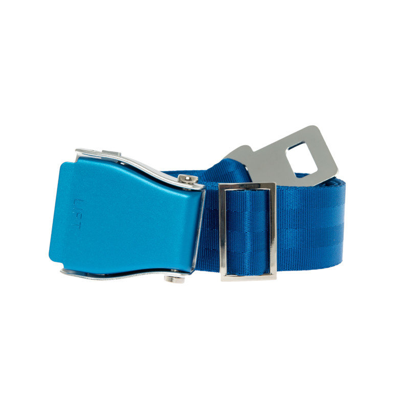 Ein blauer Gürtel mit einer blauen Schnalle hergestellt aus einem Flugzeuggurt.