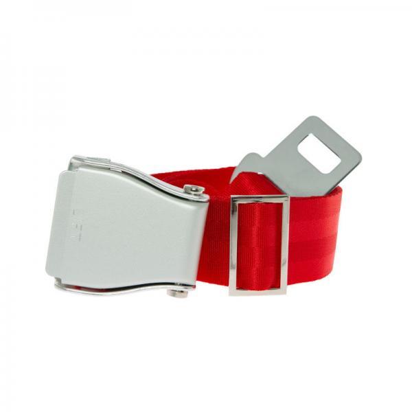 Ein roter Gürtel mit einer silbernen Schnalle hergestellt aus einem Flugzeuggurt.
