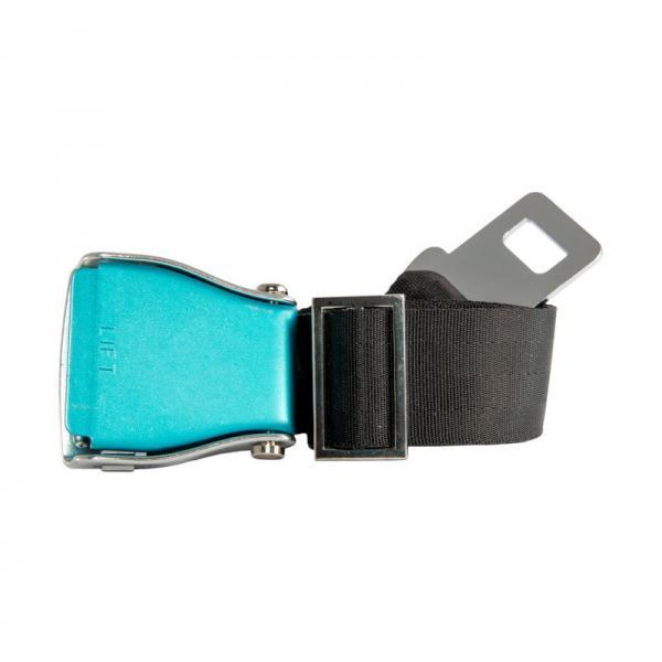 Ein schwarzer Gürtel mit einer Schnalle in metallic blau hergestellt aus einem Flugzeuggurt.