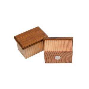 Ein kleiner Turnkasten aus Holz mit einem Allzweckmagnet an der Unterseite