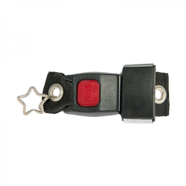 Ein schwarzer Schlüsselanhänger aus dem Schloss eines Autogurts mit rotem Druckknopf hergestellt