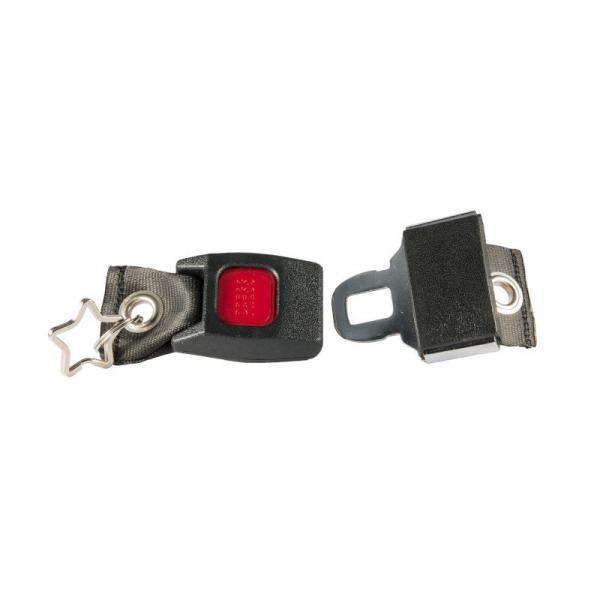 Ein schwarzer Schlüsselanhänger aus dem Schloss eines Autogurts mit rotem Druckknopf hergestellt