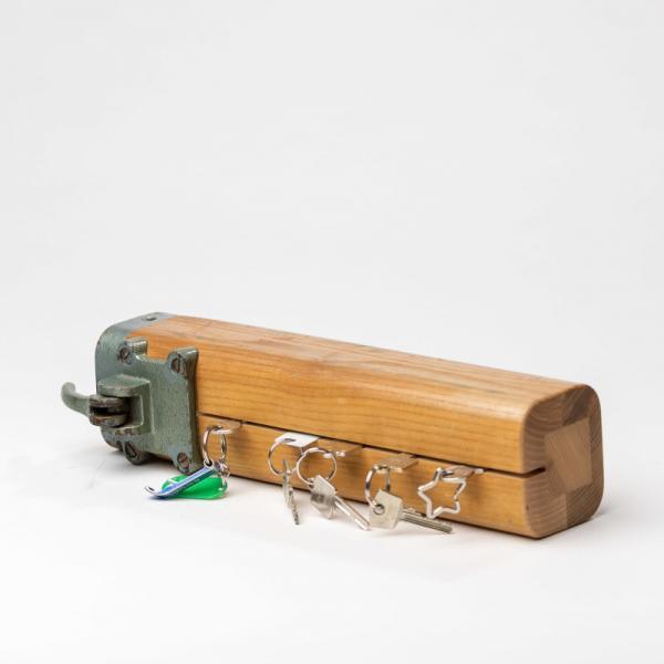 In einem Schlüsselbrett aus dem Fuß von einem Turnbock stecken mehrere Schlüssel.