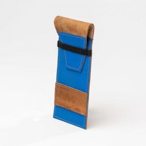 Ein blau und braunes Mäppchen genäht aus Turnmattenstoff und Leder für Stifte