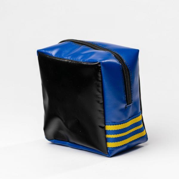 Blau und Schwarze Tasche hergestellt aus LKW Planenstoff mit Reißverschluss