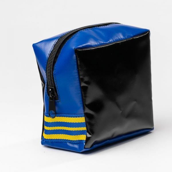 Blau und Schwarze Tasche hergestellt aus LKW Planenstoff mit Reißverschluss