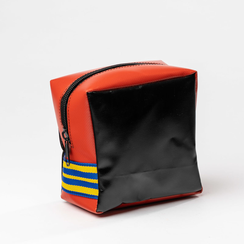Rot und Schwarze Tasche hergestellt aus LKW Planenstoff mit Reißverschluss