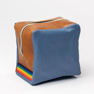 Eine blau und braune quadratische Tasche mit Reißverschluss.