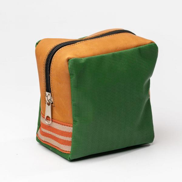 Eine grün und braune quadratische Tasche mit Reißverschluss.