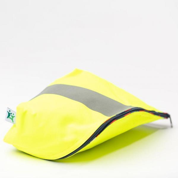 Eine gelbe Tasche aus einer Uniform mit Reflektoren
