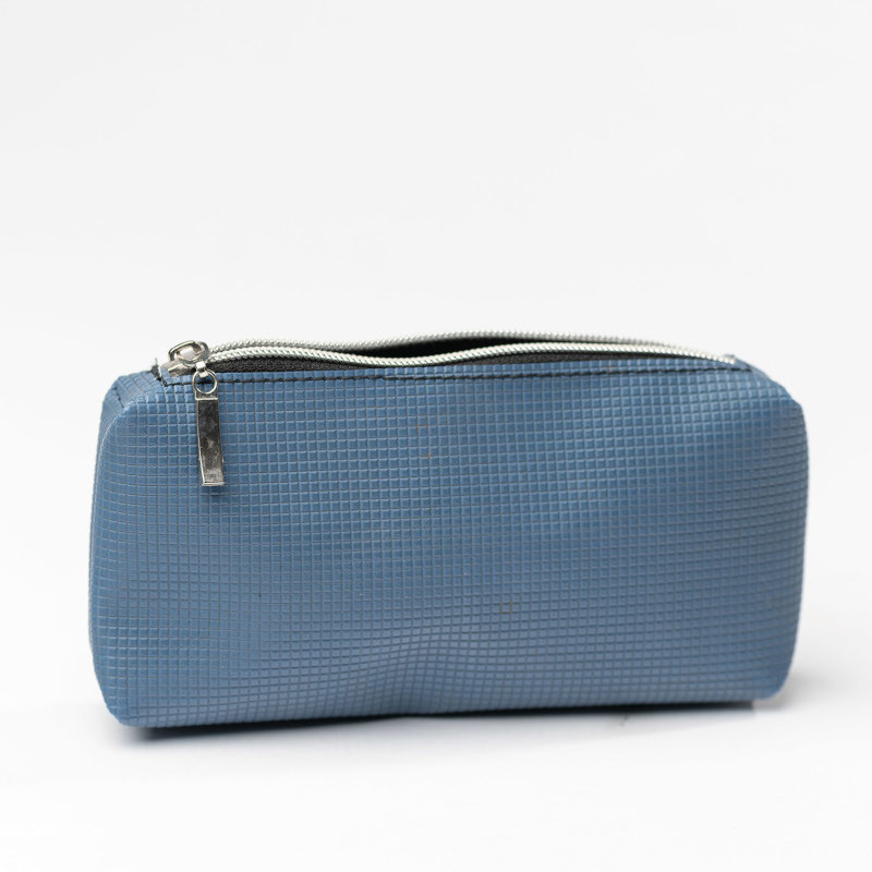 Eine blaue Tasche mit einem Reißverschluss auf der Oberseite