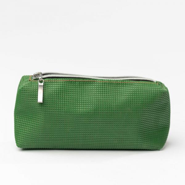 Eine grüne Tasche mit einem Reißverschluss auf der Oberseite