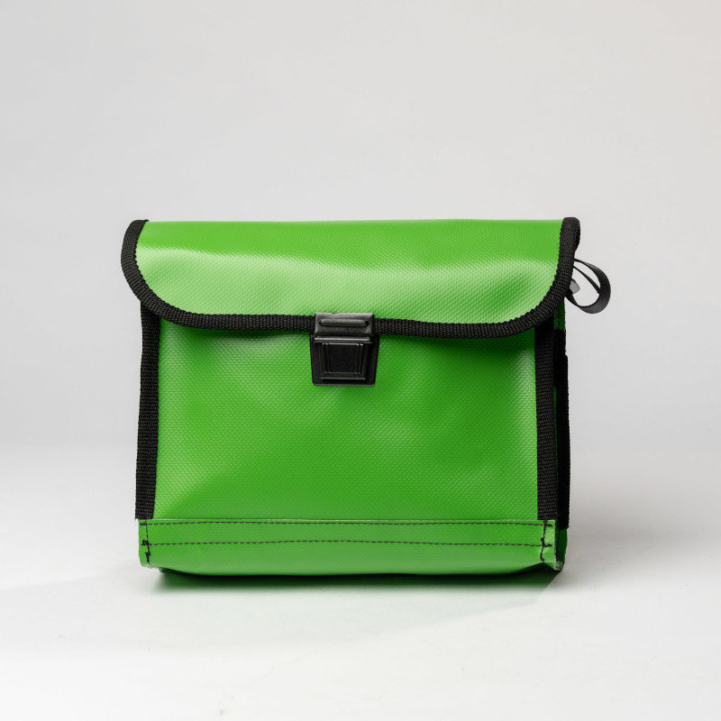 Vorderansicht einer grünen Tasche mit Braunem Deckel und Schnalle mit Taster