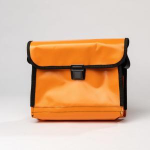 Vorderansicht einer orangenen Tasche mit Deckel und Schnalle mit Taster