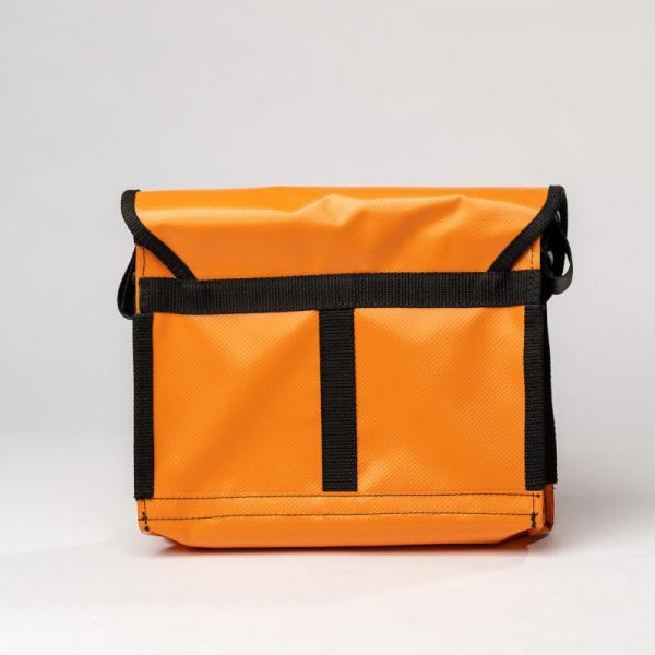 Rückansicht einer orangenen Tasche mit Deckel und Schnalle mit Taster