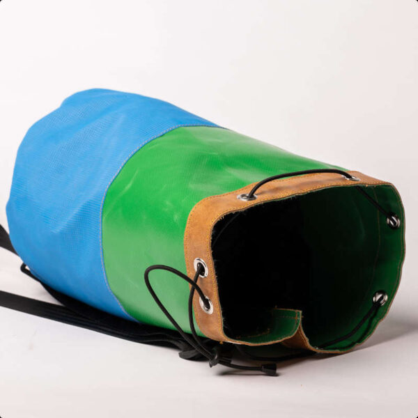 Ein Sportsack aus grünem und blauem Turnmattenstoff.
