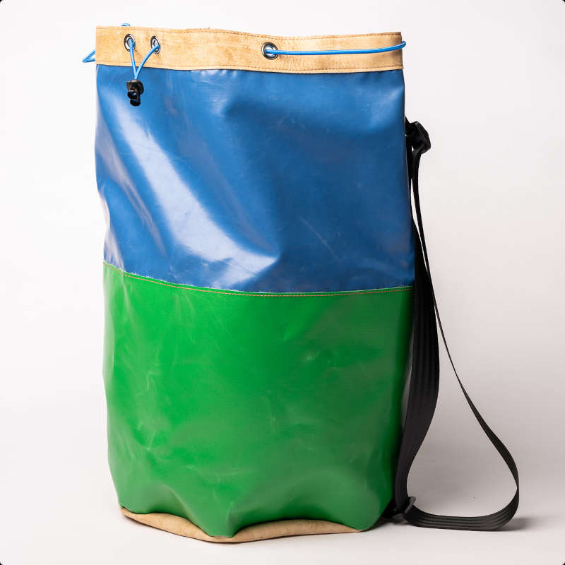 Ein Sportsack aus grünem und blauem Turnmattenstoff